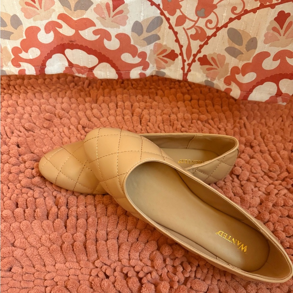 Wanted Women's Beige Quilted Flats NEW size 8